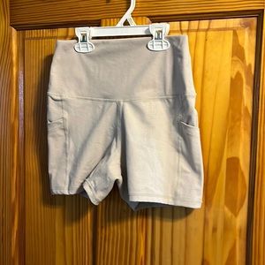 Sunzel women’s size small cream color activewear shorts *with pockets!*